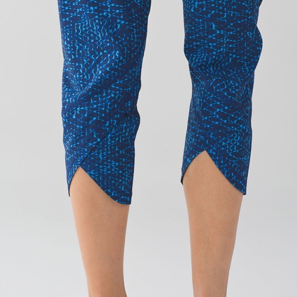 Lululemon Tranquil Crop 22" - 8 Samba Snake Kayak Blue Hero Blue - Picture 3 of 8